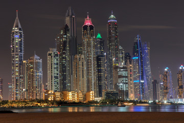 Stadtpanorama bei Nacht in den Emirate