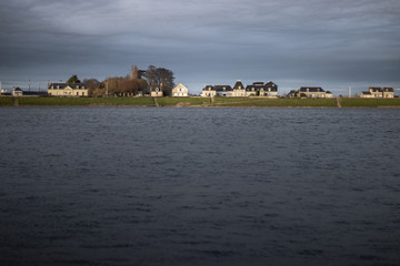 Fototapeta premium village et fleuve