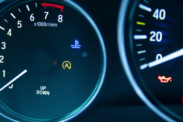 Automatic start/stop system light in dashboard