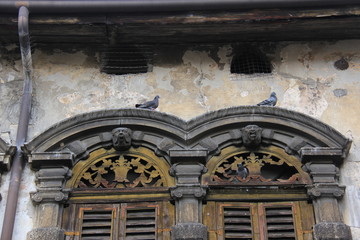 Facade of an old building, with pigeons