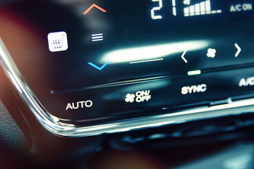 Automatic air conditioning touch panel and close-up to AUTO button