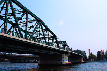Obraz premium The green iron bridge over the Chao Phraya River in Bangkok
