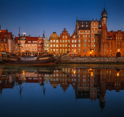 Fototapeta na wymiar view of the river Motława and crane in Gdansk