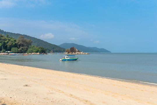 The beach of the small town Batu Ferringhi is the prime beach destination in Penang among locals and tourists
