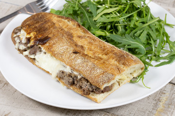 sandwich chaud à la viande hachée de boeuf et fromage