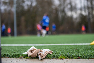 Bandage am Spielfeldrand, zum Trainingsbeginn, Fußball, Rasensport.
