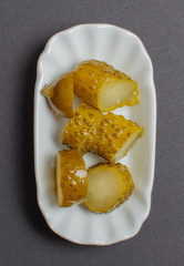 Gewürzgurken in einer weißen Schale für die Food Fotografie