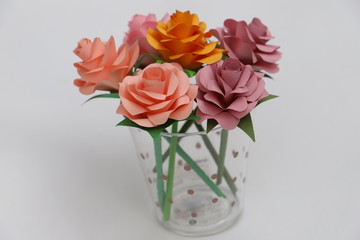 折り紙で作ったバラの花