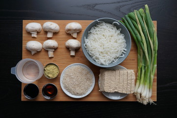 vegane Japanische Suppe aus Tofu Reis Champignons