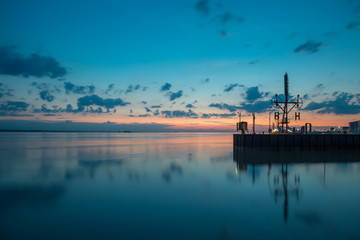 Obraz premium Abendhimmel in Bremerhaven mit Semaphor H für die Insel Helgoland und B für die Insel Borkum