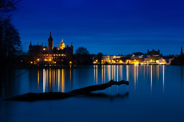 Obraz premium Schweriner Silhouette mit Schloss bei blauer Stunde