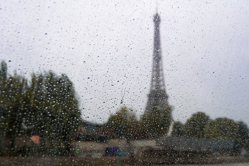 La Torre Eiffel bajo la lluvia.