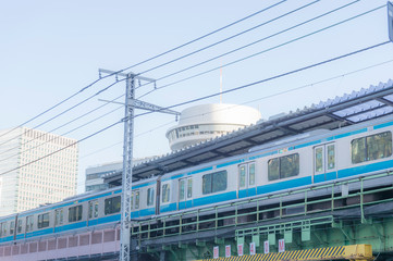 Fototapeta premium 東京都千代田区有楽町の有楽町駅に停車する電車