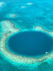 Belize Flug über das Great Blue Hole Riff © jsp