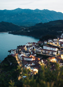 Vistas del pueblo de Lastres al anochecer
