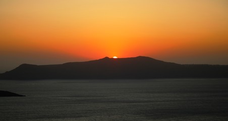 Naklejka na ściany i meble Sonnenuntergang über Thirassia Santorini