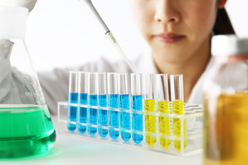 研究イメージ　ラボでの実験