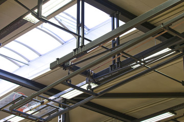 Obraz premium Dachkonstruktion in einer Turnhalle