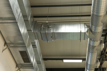 Belüftungsrohre in einer Industriehalle