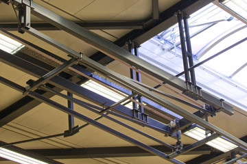 Hallendach mit Stahlträger und Dachfenster