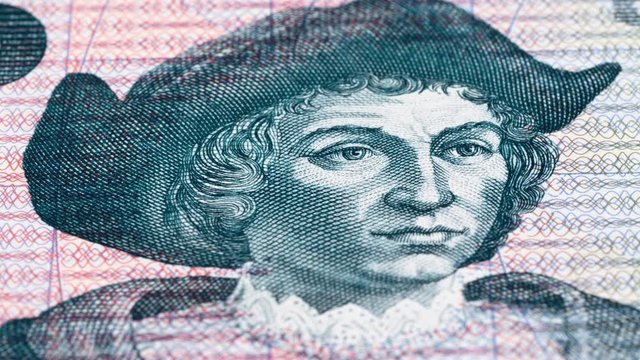 Christopher Columbus portrait on Salvador 5 colones (1997) banknote tracking. Slider shot. Low angle, macro. 4K