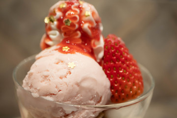 春のデザート　苺と桜アイスのパフェ