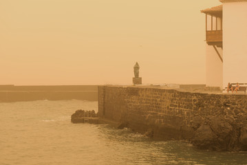 2020/02/23 Puerto de la Cruz, Spanien. Sandsturm aus Afrika – Dichte Calima zieht über die...