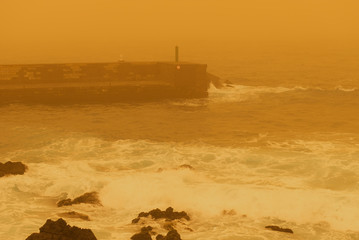 2020/02/23 Puerto de la Cruz, Spanien. Sandsturm aus Afrika – Dichte Calima zieht über die...