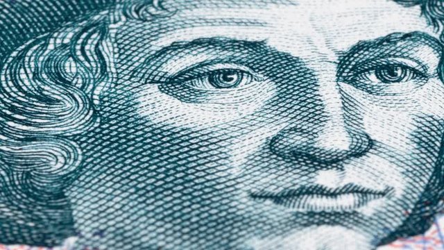 Christopher Columbus portrait on Salvador 5 colones (1997) banknote tracking. Dolly shot. Low angle, macro. 4K