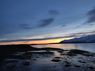 Atardecer en la costa de Islandia