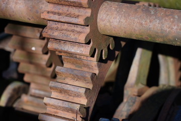 Ein rostiges Getriebe einer alten Maschine