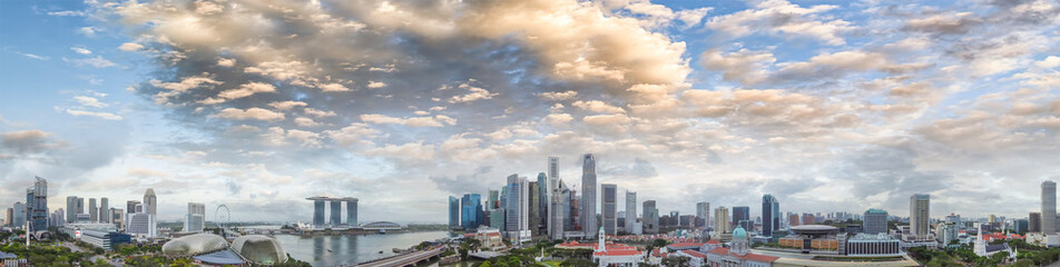 Fototapeta premium Panoramę Singapuru. Panoramiczny widok z drona o zachodzie słońca
