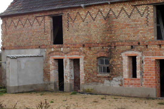 Alter Bauernhof mit Scheune auf dem Dorf bei Zerbst