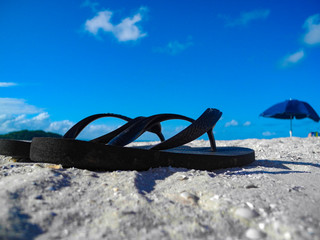 chinelo, férias, praia, areia, tranquilidade, guarda-sol, mar, azul, céu, 