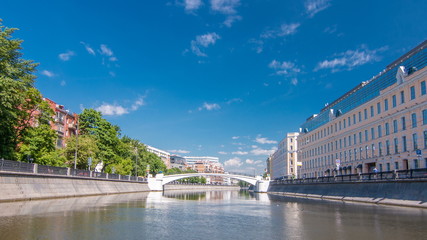 Obraz premium Boats floats on the Moskva River past the Moscow Kremlin and other famous places timelapse hyperlapse, Russia
