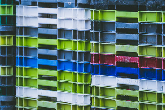 Arri&egrave;re plan caisses color&eacute;es en plastique empil&eacute;es	