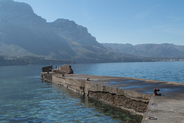 Antiguo muelle en una cala en la isla de Mallorca