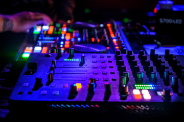 mesa de mezclas dj control de sonido botones discoteca fiesta
