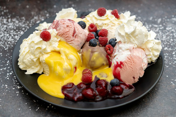 Eisgenuss mit frischen Früchten