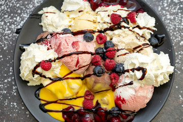 Eisgenuss mit frischen Früchten