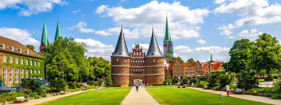 Salzspeicher und Holstentor, Luebeck, Deutschland 