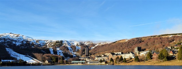 Panorama entre lac et montagne