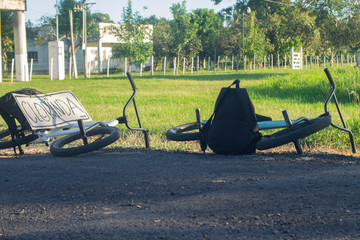 Bicicletas acostadas esperando 