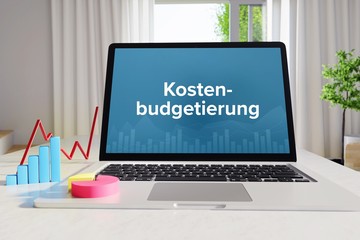 Kostenbudgetierung – Business/Statistik. Laptop im Büro mit Begriff auf dem Monitor. Finanzen/Wirtschaft. - obrazy, fototapety, plakaty