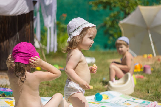 young pee girl Baby Peeing」の写真素材 | 12,493件の無料イラスト画像 | Adobe Stock