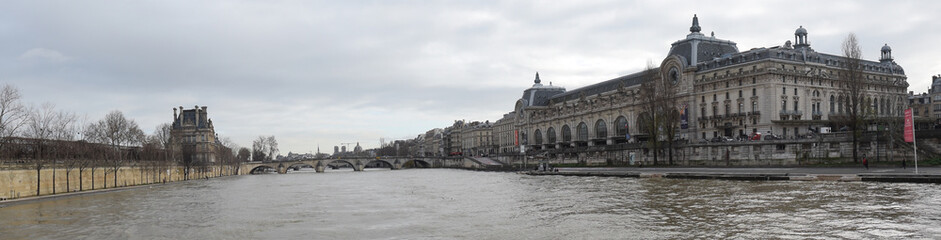 Fototapeta na wymiar Panoramique : Paris, France, la Seine, le pont Royal, les tours de Notre-Dame de Paris au loin.