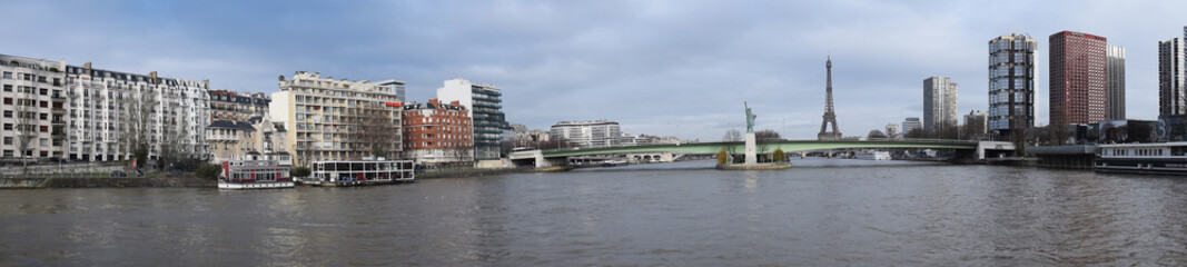Fototapeta na wymiar Panoramique : Paris, France, la Seine, le pont de Grenelle, la statue de la Liberté et les immeubles des quais de Seine.