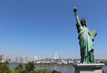 Naklejka premium Statue of Liberty and the Rainbow Bridge in Odaiba, Tokyo