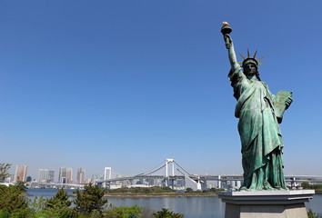 Fototapeta premium Statue of Liberty and the Rainbow Bridge in Odaiba, Tokyo