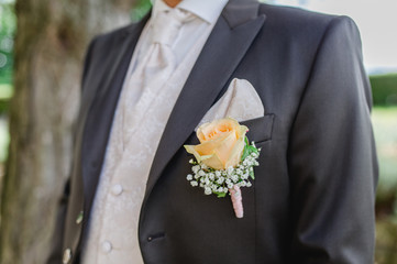 groom suite wedding boutonniere